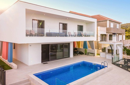 Drace House | Luxurious home in Drace with sauna