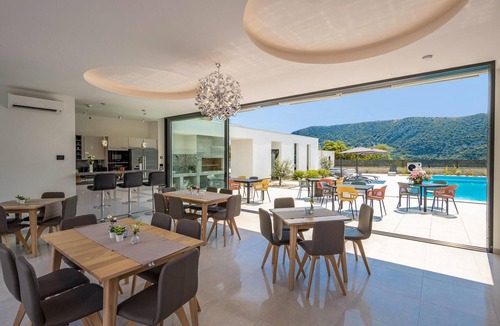 Grizane House | Luxurious home in Grizane with sauna
