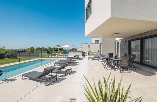 Frata House | Luxurious home in Tar