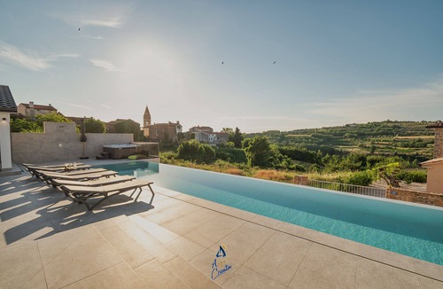 Momjan Villa | Luxury 4BR Villa with Pool, Jacuzzi, and Sauna