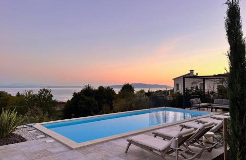 Poljane Apartment | Luxury Apartment St Hedonist with Pool and Garden