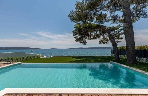 Kastela Villa | Luxury beachfront villa with infinity pool for 8
