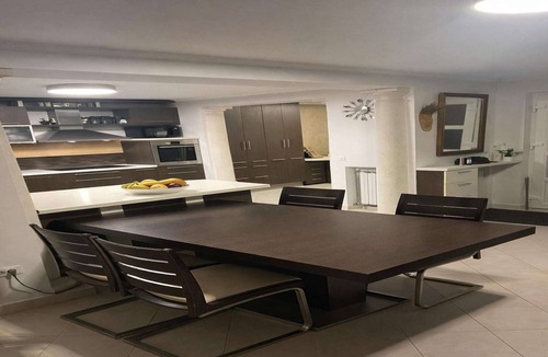 Sutivan House | Luxury Garden Villa 50m from the Beach