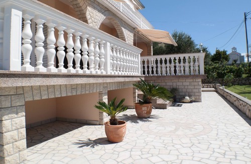 Mundanije Apartment | Luxury holiday room "Vali" in Villa Ivo with private bathroom Wifi / WLAN at RAB
