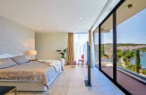 Necujam Villa | Luxury Seafront Villa Raquel Solta with Pool, Gym