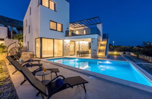 Podstrana Villa | Luxury Villa RoMa, with heated saltwater pool, parking, high speed Internet, BBQ,
