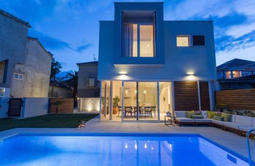 Kastel Stari Villa | Luxury Villa with Heated Pool near Beach & Split