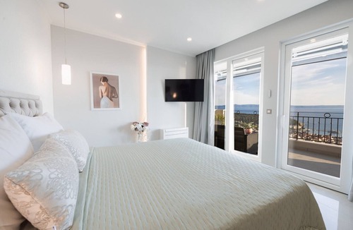 Moca Apartment | LuxuryAptInVilla Smaragd Pool