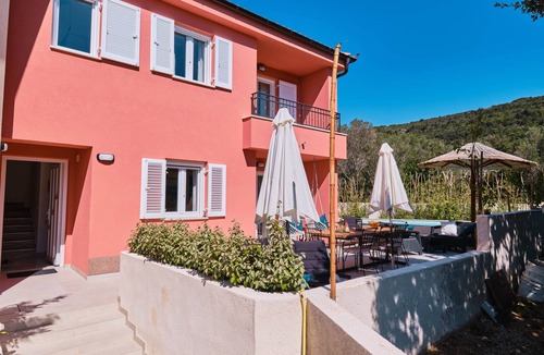Miholascica Villa | MEACres Sun - secluded pool villa