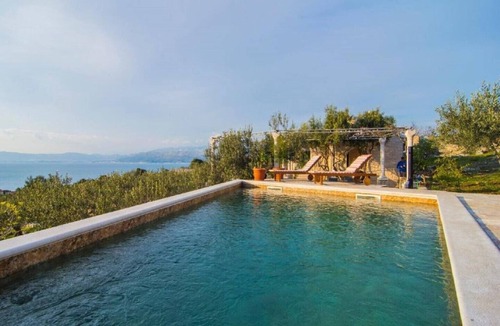 Splitska Villa | Mediterranean Villa With Pool