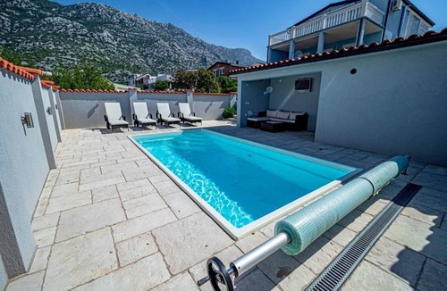 Cesarica Apartment | mit Pool fernab vom Massetourismus 200m vom Meer by Interhome