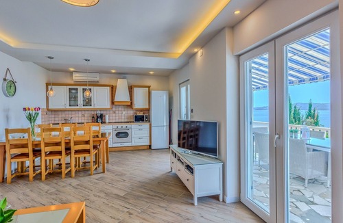Seget Vranjica House | mit Terrasse, Pool und Strandzugang by Interhome