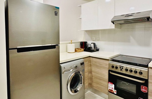 Business Bay Apartment | Modern 1BR with Burj Khalifa & Canal View Near Downtown Dubai & DIFC