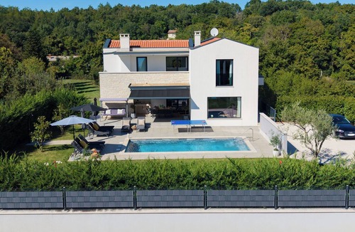 Tinjan Villa | Modern 300m² Villa King Beds & Leisure Zone