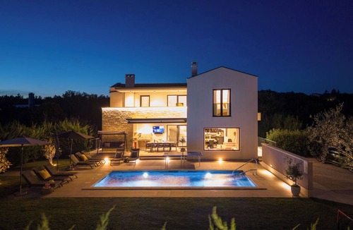Tinjan Villa | Modern 300m² Villa King Beds & Leisure Zone