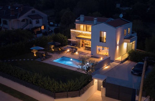 Tinjan Villa | Modern 300m² Villa King Beds & Leisure Zone