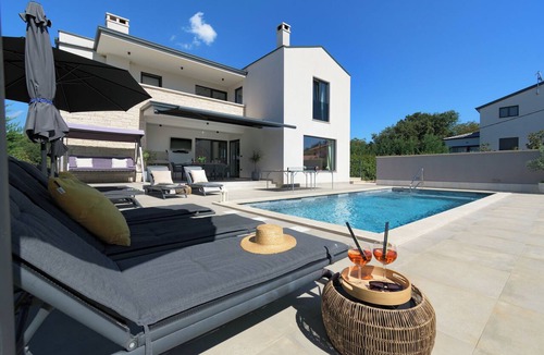 Tinjan Villa | Modern 300m² Villa King Beds & Leisure Zone
