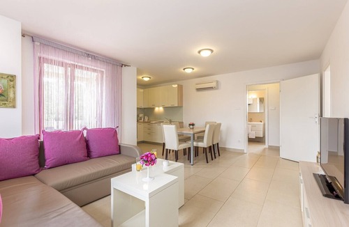 Vantacici Apartment | Modern apartment Mike 3 with garden view