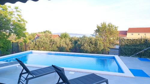 Kastel Stari Apartment | Modern apartment with heated pool&sea view