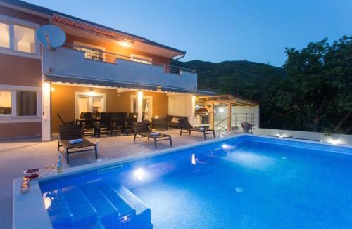 Kastel Stari Apartment | Modern apartment with heated pool&sea view