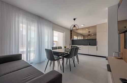 Zrce Apartment | Modern apartments with pool for 10