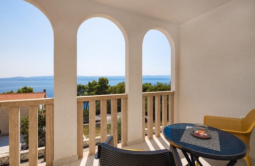 Marusici Apartment | Modern, bright apartment with sea view