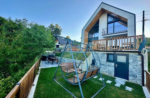 Hoçë e Qytetit Ski Chalet | Modern cabin with stunning mountain views