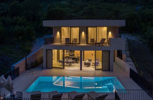 Rozat Villa | Modern five-star 3-Bedroom Villa for 6+2, with Pool