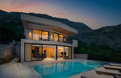 Rozat Villa | Modern five-star 3-Bedroom Villa for 6+2, with Pool