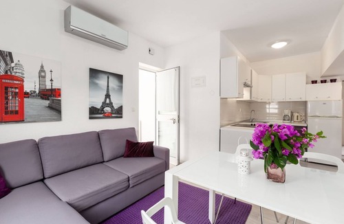 Brulo Apartment | Modern flat just 300 metres from the beach with terrace, private parking, WiFi