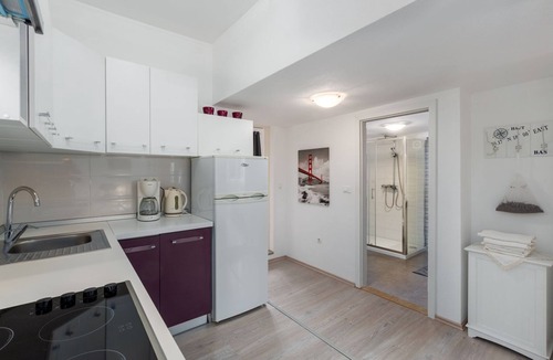 Brulo Apartment | Modern flat just 300 metres from the beach with terrace, private parking, WiFi