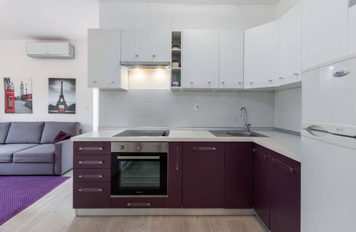 Brulo Apartment | Modern flat just 300 metres from the beach with terrace, private parking, WiFi