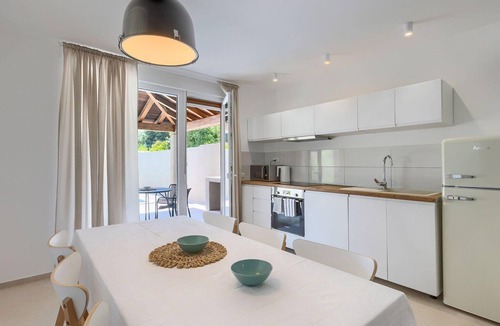 Premantura House | Modern home with swimming pool near the beach
