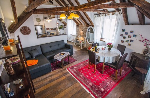 Split Apartment | *Modern meets traditional* APT Tiramola -