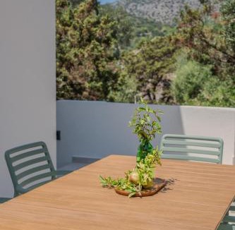 Skrivena Luka Apartment | Modern two bedroom seafront oasis