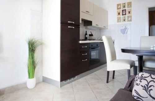 Pisak Apartment | Modern vacation apartment with pool and sea view