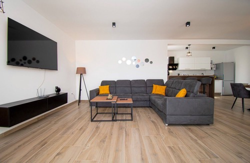 Bicici Villa | Modern villa with pool and garden near Pula