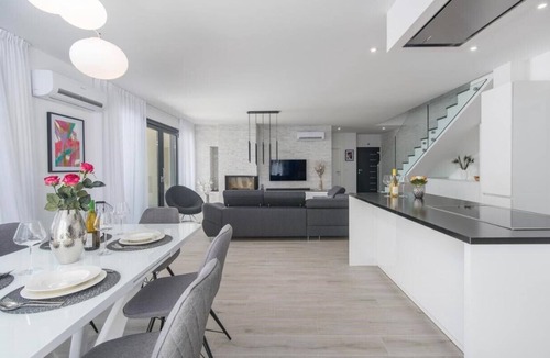 Nova Vas Villa | Modern Villa with Sauna, Jacuzzi, and Sea View Near Novigrad