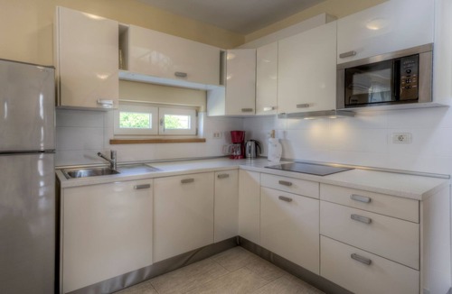 Lovrecica Apartment | Moderne Ferienwohnung mit schöner Dachterrasse by Interhome