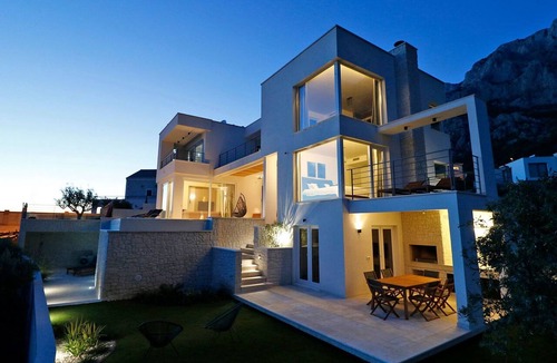Veliko Brdo House | Moderne Villa mit Infinity-Pool im Bergdorf Veliko Brdo by Interhome