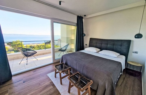 Veliko Brdo House | Moderne Villa mit Infinity-Pool im Bergdorf Veliko Brdo by Interhome