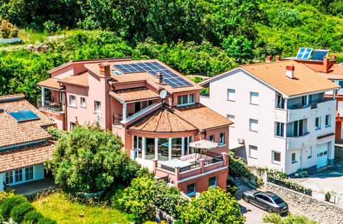 Volosko Apartment | Modernes Apartment mit großer Terrasse und Grill by Interhome