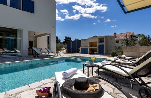 Zaostrog House | Modernes Ferienhaus in Zaostrog mit Beheiztem Pool by Interhome