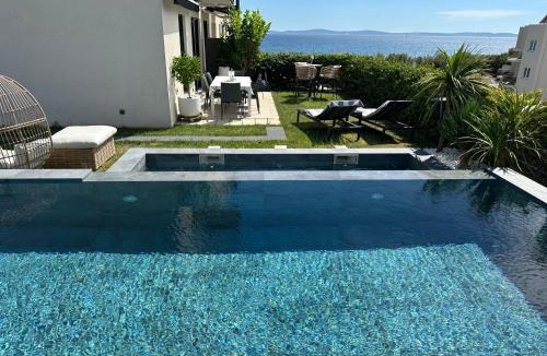 Znjan Apartment | New LUXURY apartment with sea view and PRIVATE heated pool, 50m from the beach