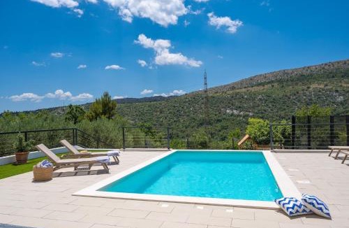 Tugare Villa | NEW! Modern Villa Nacle with heated Pool