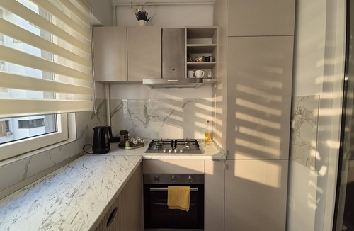 Bucharest Apartment | New! Skyline Bucharest Central Desk Snacks Ideal for Longer Stays