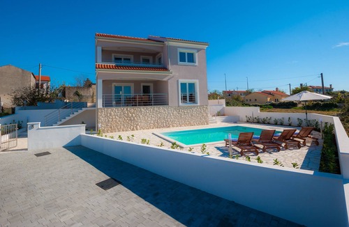Milohnici Villa | New villa with pool, great sea views, in a quiet environment