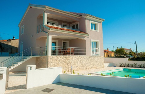 Milohnici Villa | New villa with pool, great sea views, in a quiet environment