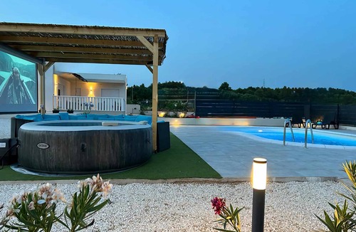 Bilice Villa | nFamilly house with heated pool WHITOUT CHEMICAL,jacuzzi&cinema projector