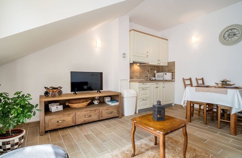 Senj Apartment | Nice apartment for 4 guests with pool, WIFI, TV, terrace and pets allowed